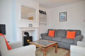 Smart TV, fireplace, books - Goodwin Sands Cottage - 50 meters from the beach (Deal)