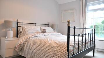 2 bedrooms, iron/ironing board, travel cot, free WiFi