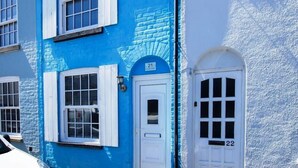 A blue building with white shutters and doors, numbered 21 and 22. - Goodwin Sands Cottage - 50 meters from the beach  (Deal)