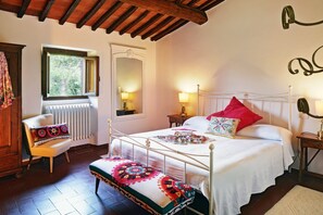 4 bedrooms, desk, iron/ironing board, free WiFi