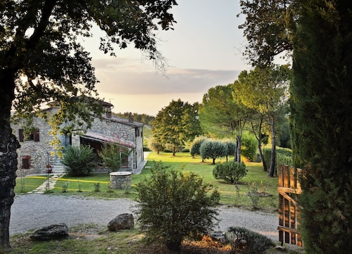 Secluded villa between Chianti vineyards, private pool, tennis, large garden