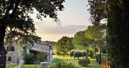 Secluded villa between Chianti vineyards, private pool, tennis, large garden