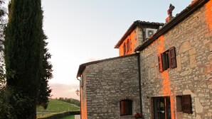 A stone building with a garden and a pathway. - Secluded villa between Chianti vineyards, private pool, tennis, large garden (Gaiole In Chianti)