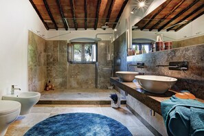 Shower, jetted bath, hair dryer, bidet - Secluded villa between Chianti vineyards, private pool, tennis, large garden (Gaiole In Chianti)