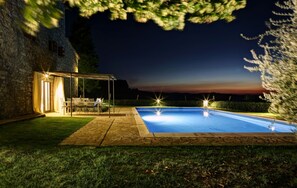 Outdoor pool, pool loungers - Secluded villa between Chianti vineyards, private pool, tennis, large garden (Gaiole In Chianti)