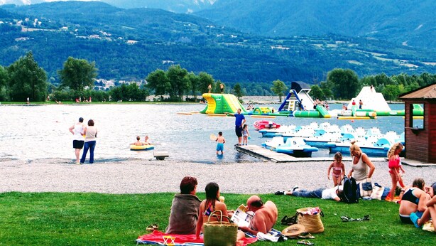 A lakeside setting with boats, a dock, and people engaging in water activities. - Great mountain villa (7 parts): skiing, lake and sun !- St André d''EMBRUN (Embrun)