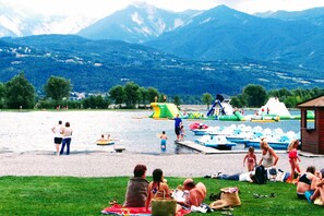 A lakeside setting with boats, a dock, and people engaging in water activities. - Great mountain villa (7 parts): skiing, lake and sun !- St André d''EMBRUN (Embrun)