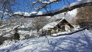 A snow-covered landscape with a wooden cabin. - Great mountain villa (7 parts): skiing, lake and sun !- St André d''EMBRUN (Embrun)