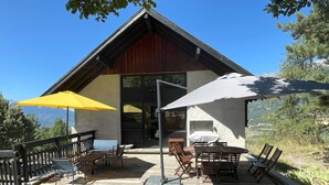 A wooden deck with outdoor furniture, a yellow umbrella, and a white umbrella. - Great mountain villa (7 parts): skiing, lake and sun !- St André d''EMBRUN (Embrun)