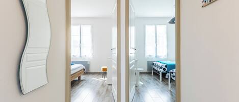 2 dormitoris, planxa i posts de planxar i un bressol de viatge