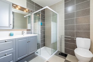 SĂšche-cheveux, savon, shampoing, papier toilette