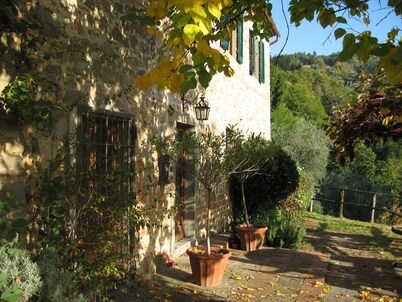 Peaceful Tuscan farmhouse, magnificent views. Near Lucca, Pescia, Florence, Pisa