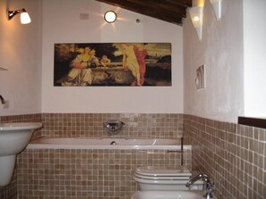 Bathtub, hair dryer, bidet, towels