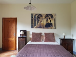 4 bedrooms, desk, iron/ironing board, free WiFi