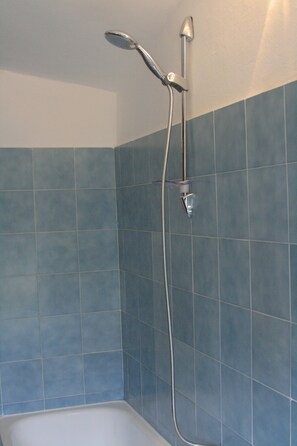 Combined shower/tub, bidet - Stunning views - Beautiful holiday home in a friendly Italian village  (Dumenza (VA))