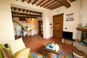 Smart TV, fireplace, ping pong, books - Casa di charme in a casolare di pietra con giardino privato (Asciano (Siena))