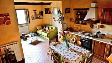 TV connectée, cheminée, table de tennis de table, livres