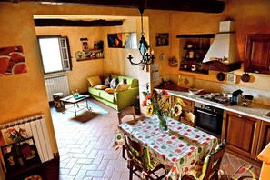 Smart TV, chimenea, mesa de ping pong, libros