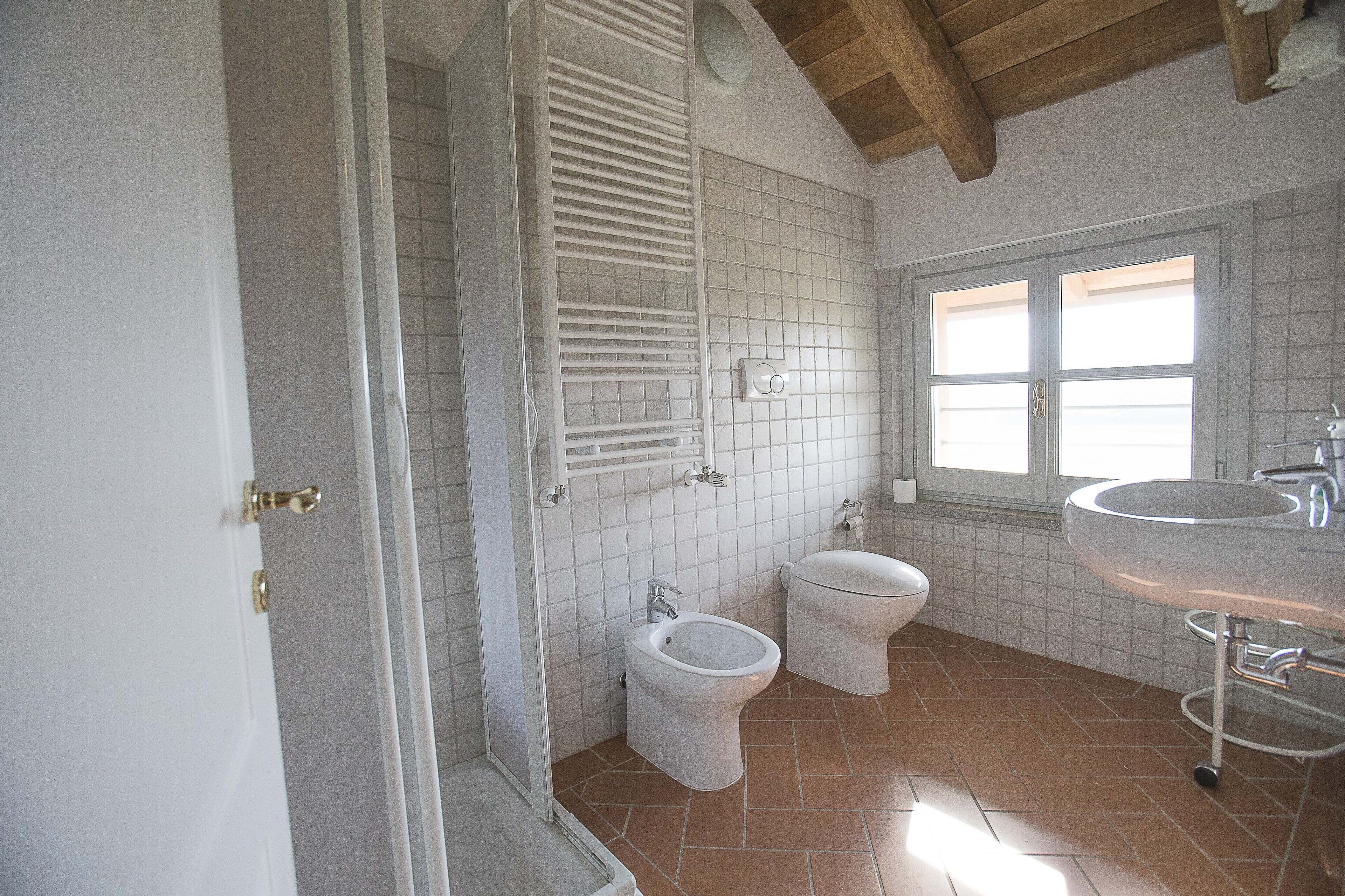 Dusche, Haartrockner, Bidet, Handtücher