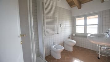 Doccia, asciugacapelli, bidet, asciugamani