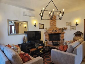 Una Smart TV, una chimenea, un reproductor de DVD