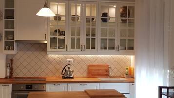 Frigorifero, microonde, forno, piano cottura