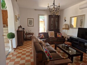 Smart TV, fireplace, DVD player, table tennis