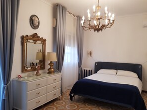 5 bedrooms, in-room safe, desk, iron/ironing board