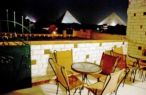 Outdoor dining - Beautiful view of the Pyramids, with air conditioning, WiFi, and touristic guide (Cairo)