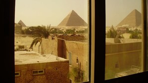 A view of the pyramids from a window overlooking a construction site. - Beautiful view of the Pyramids, with air conditioning, WiFi, and touristic guide (Cairo)