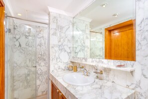 Bruser, hårtørrer, bidet, håndklæder