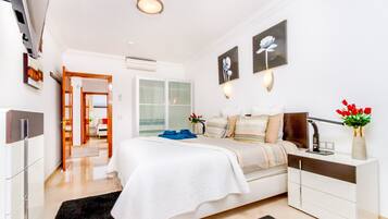 3 bedrooms, in-room safe, iron/ironing board, travel cot