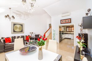 Smart TV, lettore DVD, tavolo da calcetto, tavolo da ping pong