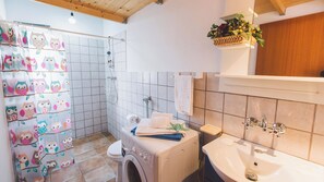 Douche, articles de toilette (gratuits), séchoir à cheveux, bidet