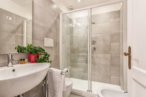 Shower, hair dryer, bidet, towels - Grotta Pinta 3 | Spacious and elegant just few steps from Piazza Navona (Roma)