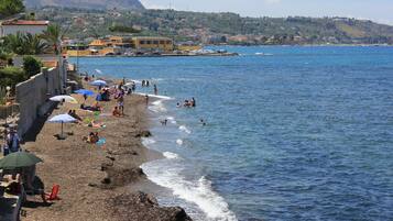 På stranden, liggestole, badehåndklæder