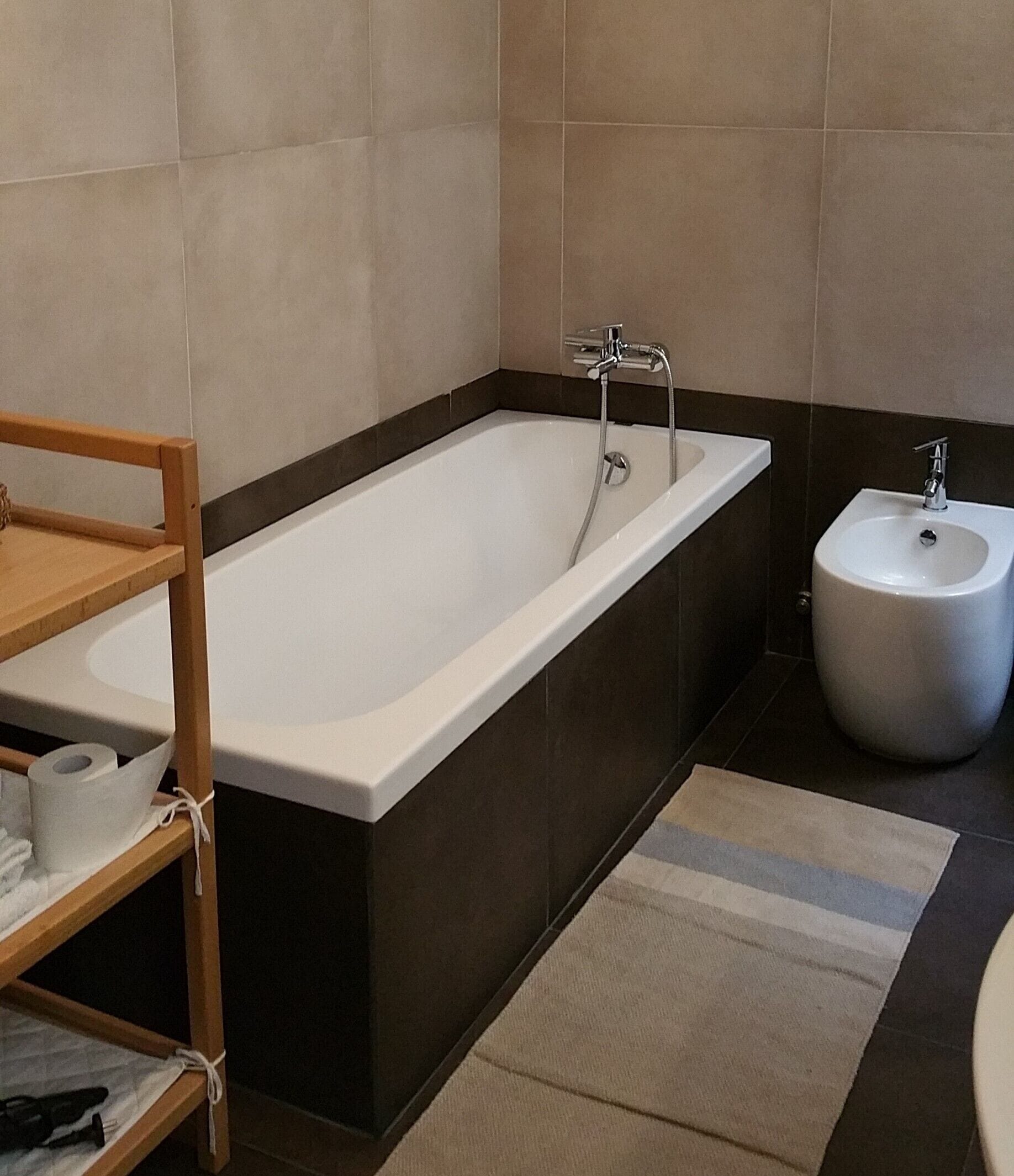 Ensemble douche/baignoire, sèche-cheveux, bidet, serviettes fournies