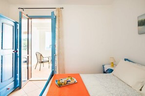 2 quartos, cofres nos quartos, escrivaninha