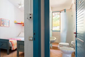 2 bedrooms, in-room safe, desk, iron/ironing board