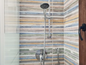 Dusche, Haartrockner, Bidet, Handtücher