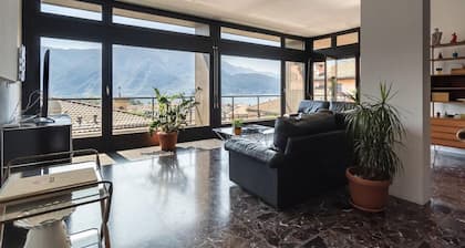erstaunliche Design-Wohnung mit Balkon auf den See mit privaten Garage mit Blick auf