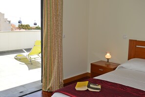 2 slaapkamers, geluiddichte muren, een strijkplank/strijkijzer, wifi