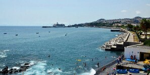 Vlak bij het strand, ligstoelen aan het strand