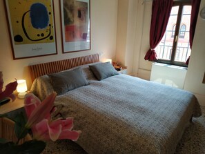 1 habitación, escritorio, tabla de planchar con plancha y cuna de viaje 