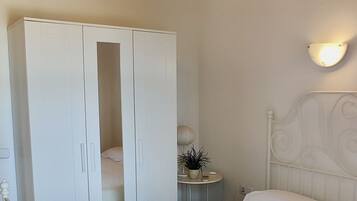 2 bedrooms, iron/ironing board, travel cot, free WiFi