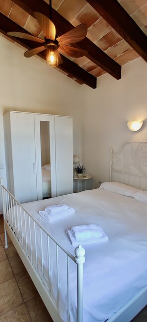 2 bedrooms, iron/ironing board, travel cot, free WiFi