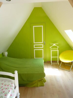 2 bedrooms, desk, iron/ironing board, WiFi