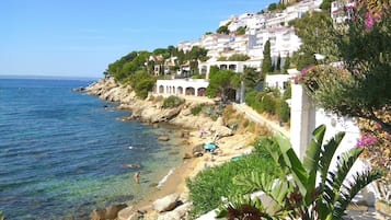 Vlak bij het strand, ligstoelen aan het strand