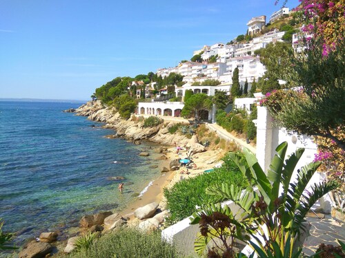 Beautiful T2 Standing on the water, beach walk, 2 terraces, full center