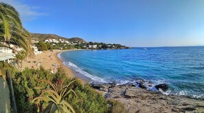 Nära stranden och solstolar
